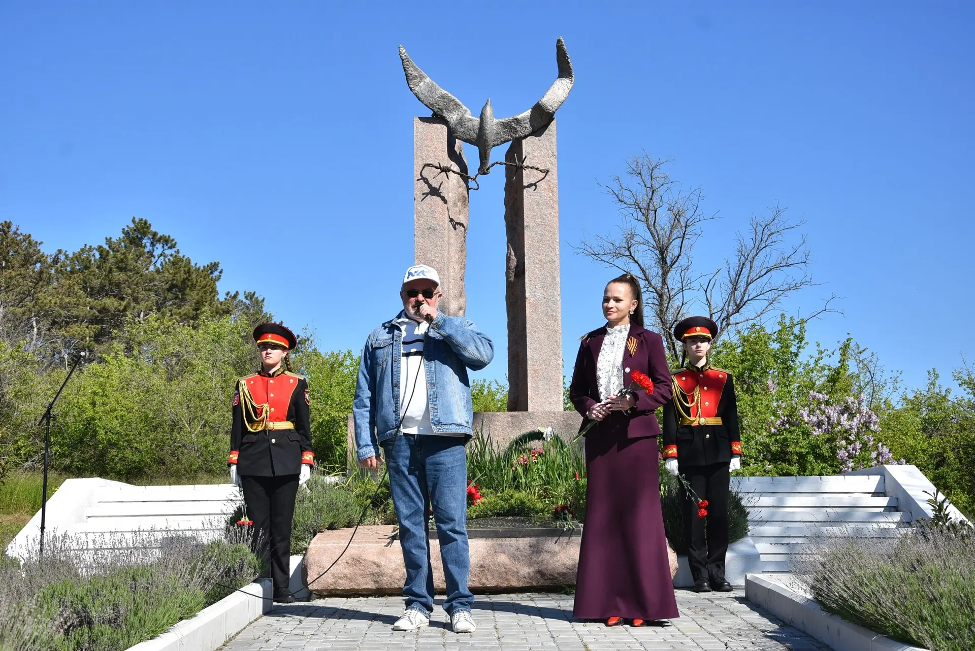 АКЦИЯ «ЦВЕТЫ У ОБЕЛИСКА»🥀  ✅В преддверии Дня Победы участники юнармейского отряда «Сокол» совместно 