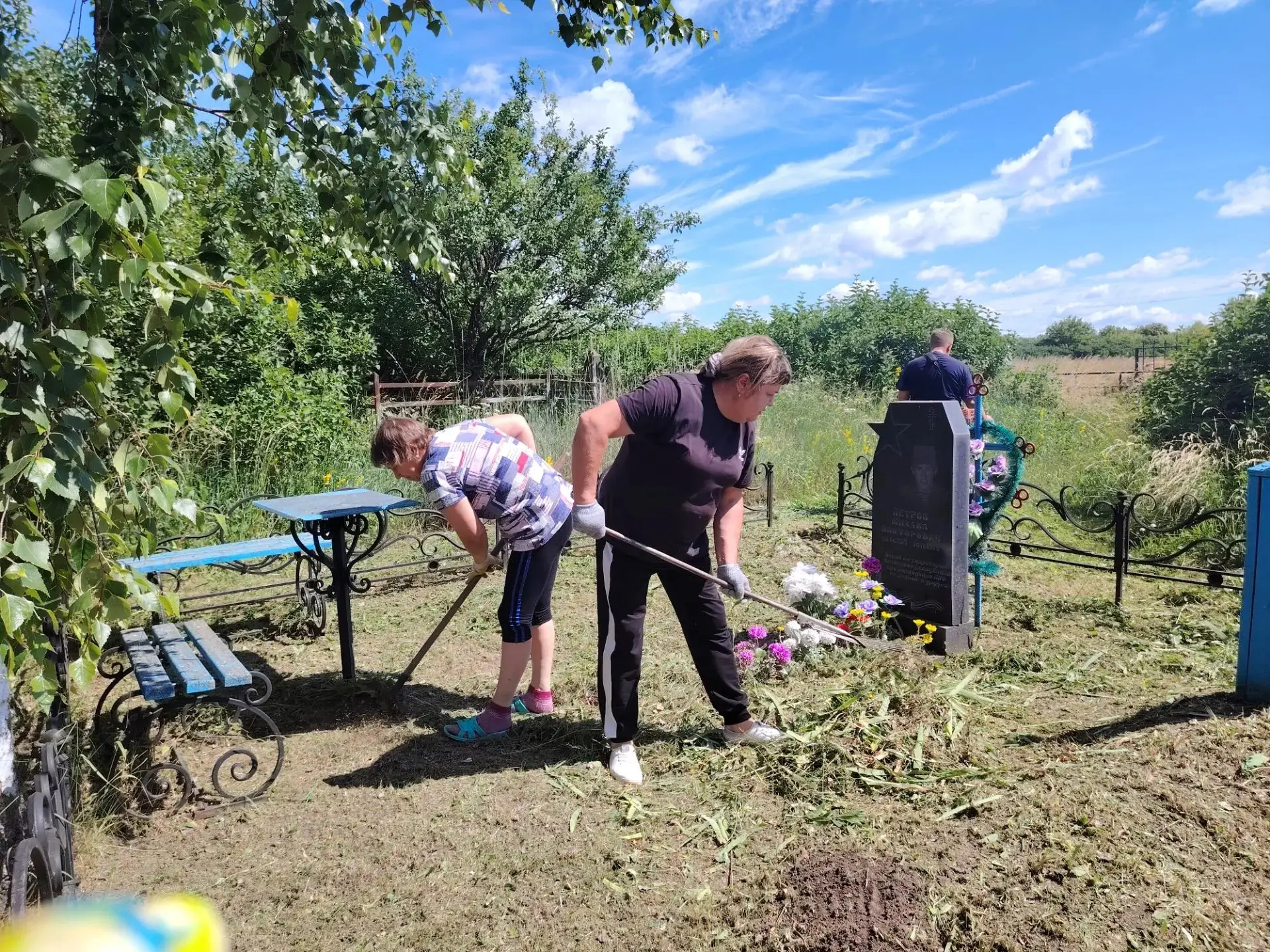 Педагогические работники, волонтеры МКОУ "Котовская ООШ" провели акцию «Благодарность поколений» — м