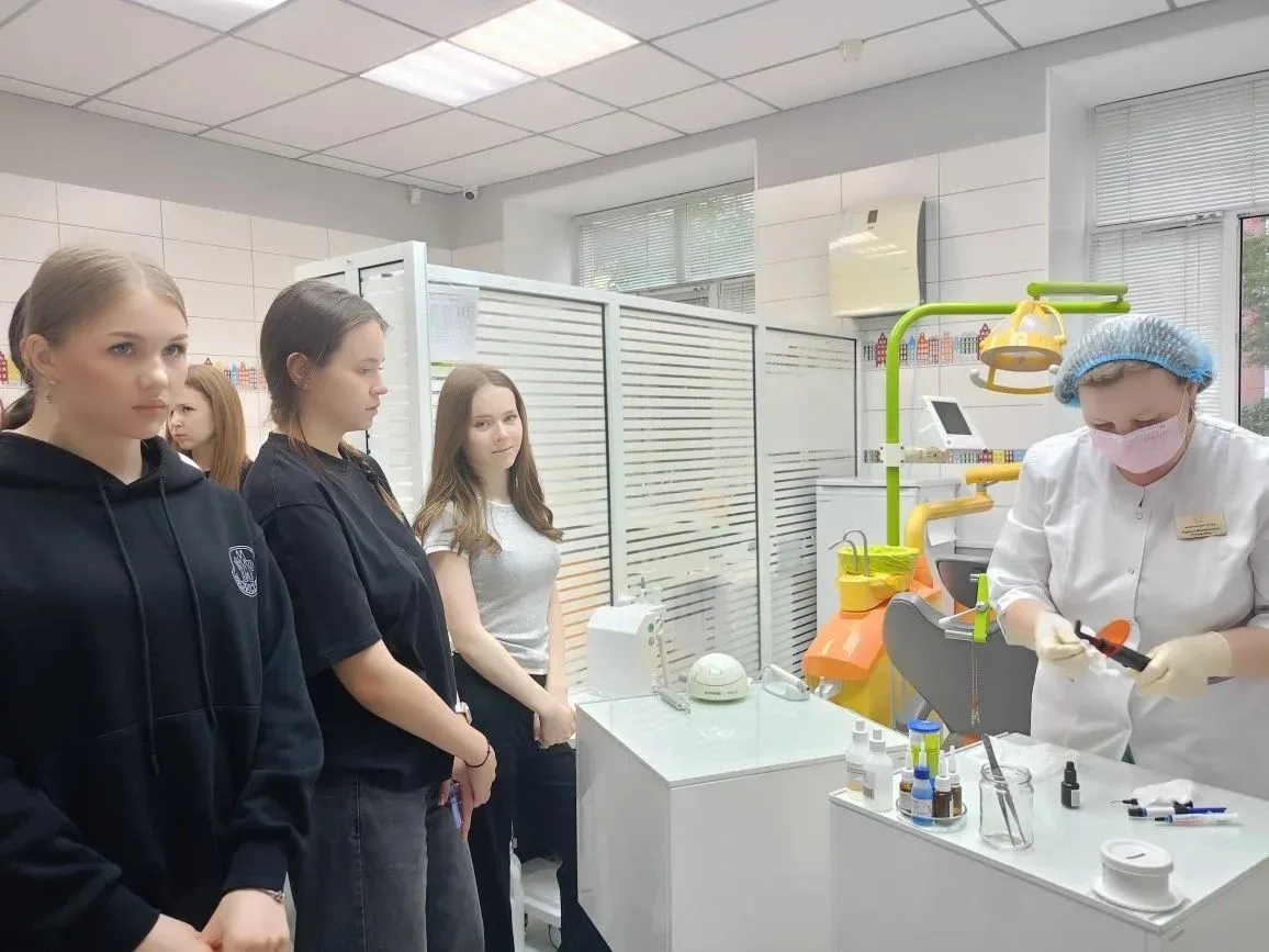 🦷 Погружение в профессию: ученики 10 «Б» медицинского класса посетили стоматологическу...