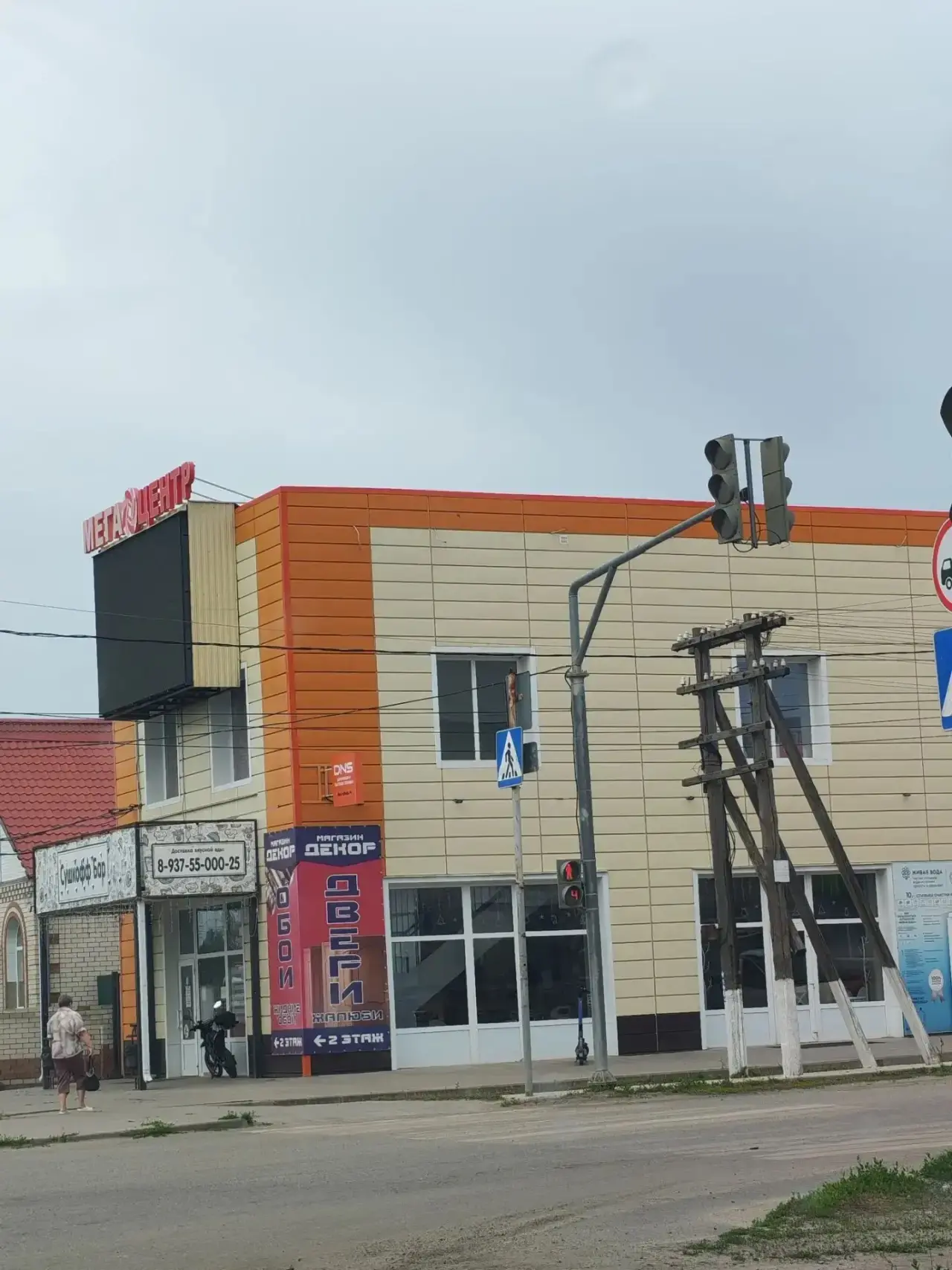 Внимание! В центре не работает светофор с внутренней стороны. Едут по боковым светофора...