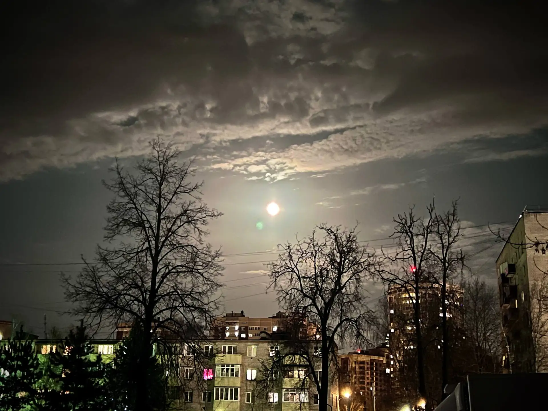 По ночам наш город освещает луна...