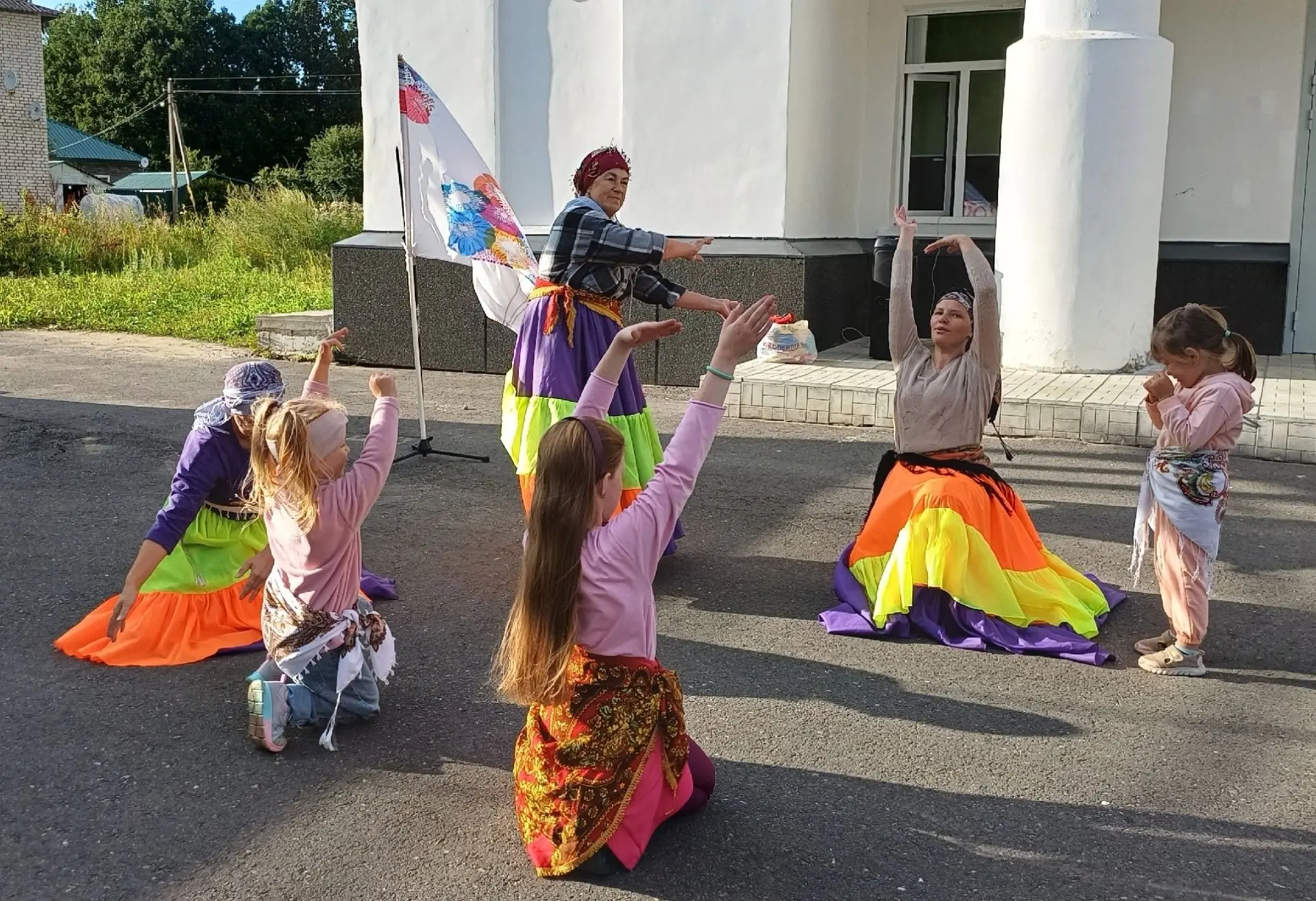 🌷🌼🌻Танцы, игры и отличное настроение! Сегодня участники коллектива «В танце жизнь» п...
