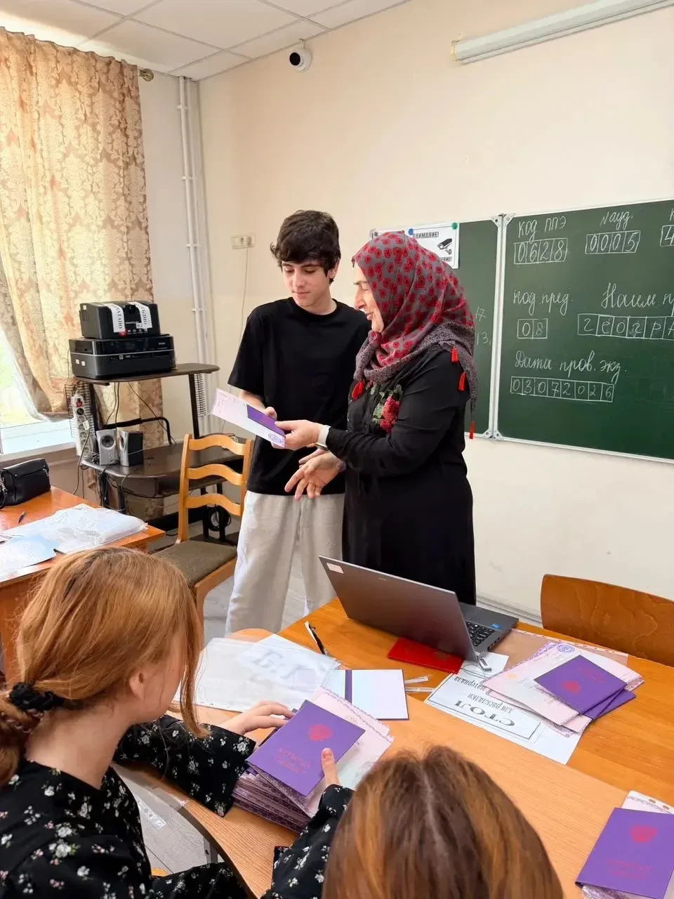 📚Девятый класс — точка или запятая?

Сегодня у нас особенный день. Позади 9 лет звонков, перемен, к
