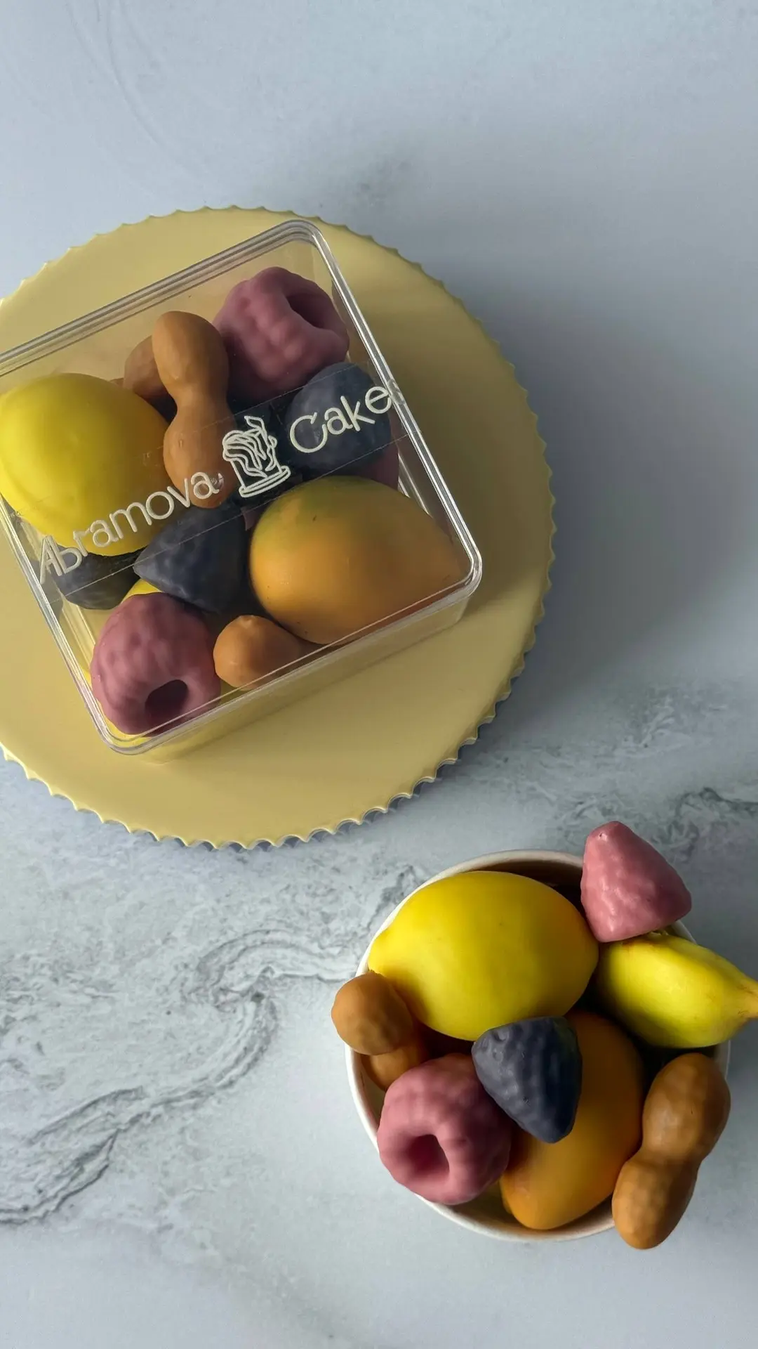 Мини-версия cake to go – моя отдельная любовь! 

Большое корпусное пирожное – достаточно сытное, бол