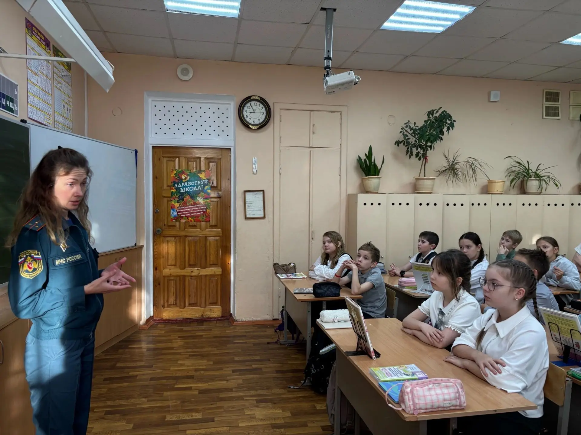 Сегодня в 4 «Б» классе старший инспектор ОНД и ПР по г. Вологда Ткачёва Елена Александр...