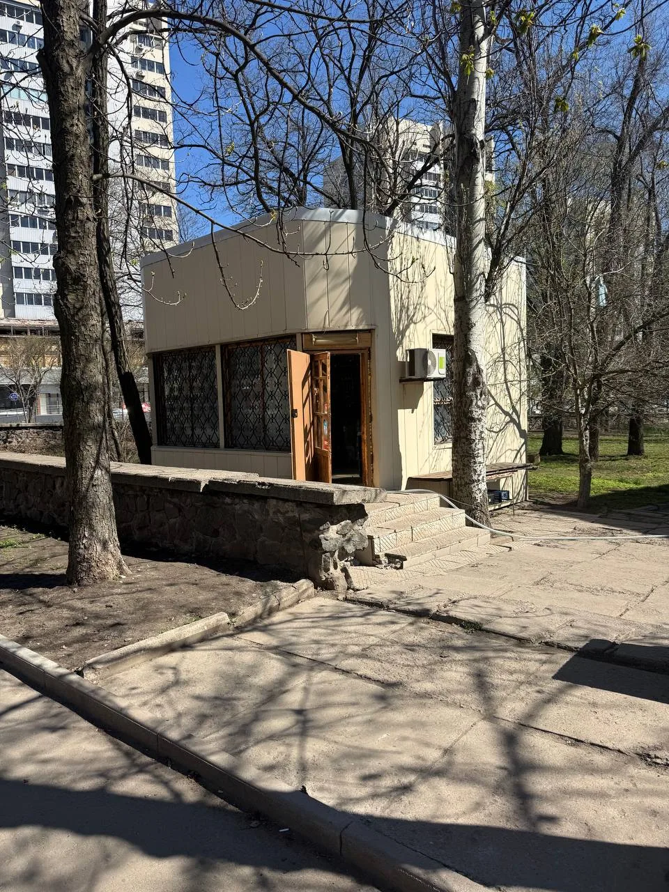 Снять магазин в Донецке, Киевский район, пр. Освобождения Донбасса/ул. Артема