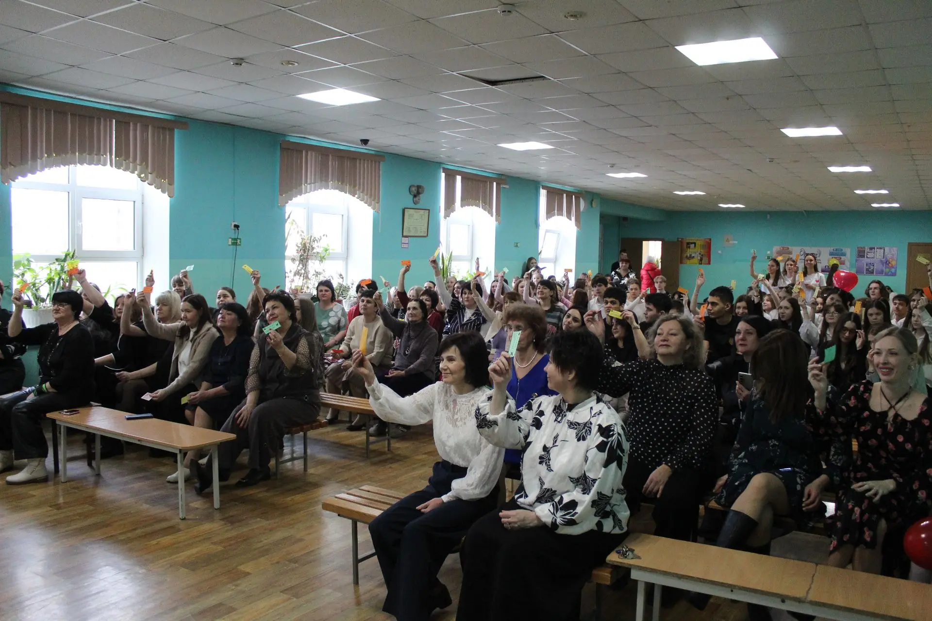 В нашей школе 8 марта стало настоящим международным праздником! Прекрасная половина нашего коллектив
