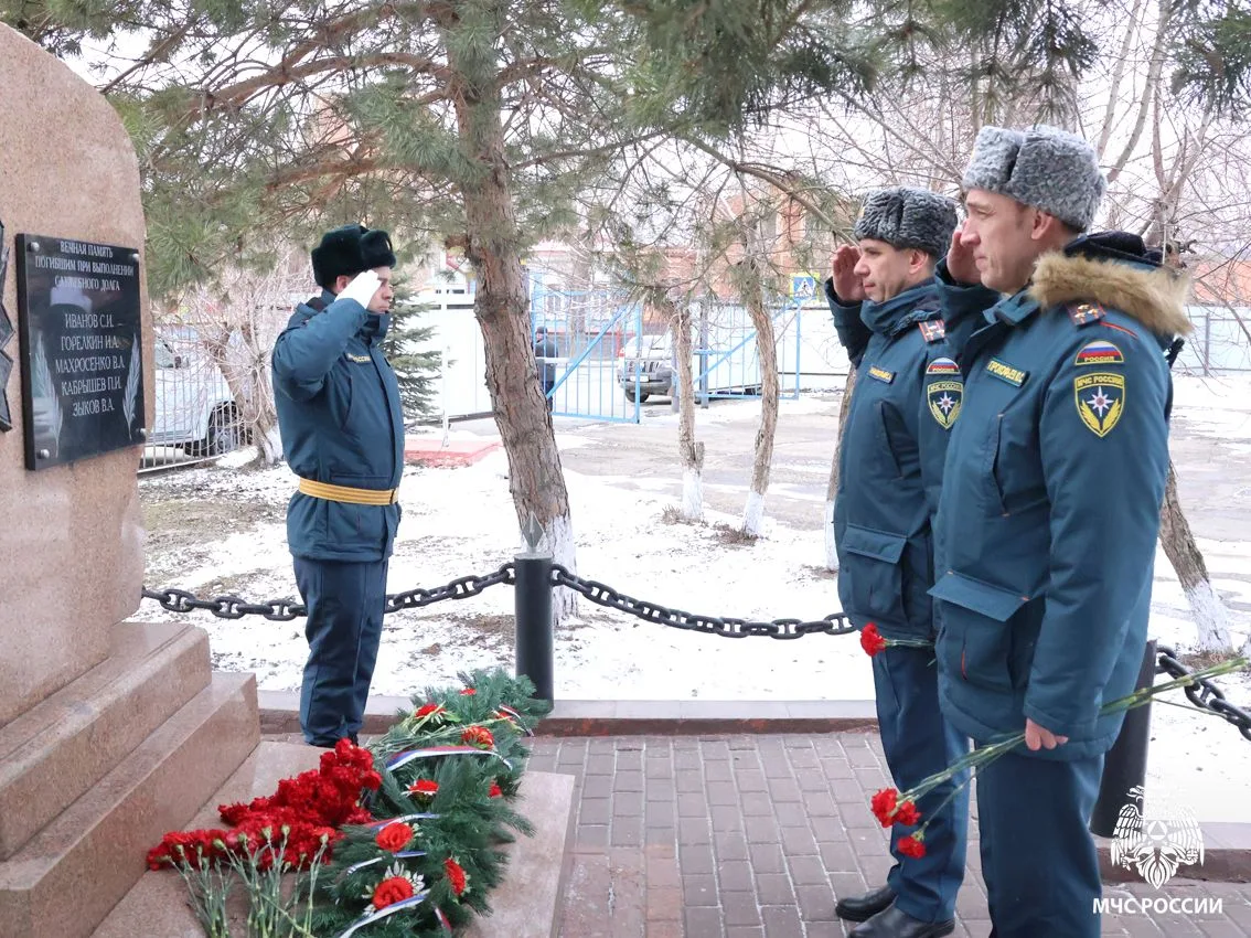 🤝Томские спасатели почтили память погибших товарищей   В последнюю пятницу апреля, начиная с 2013 го