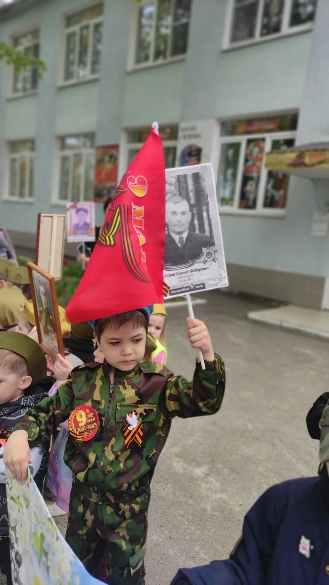 Весна и День Победы снова
и на портретах — бравый взгляд:
идут бессмертные колонны —
победный полк ж