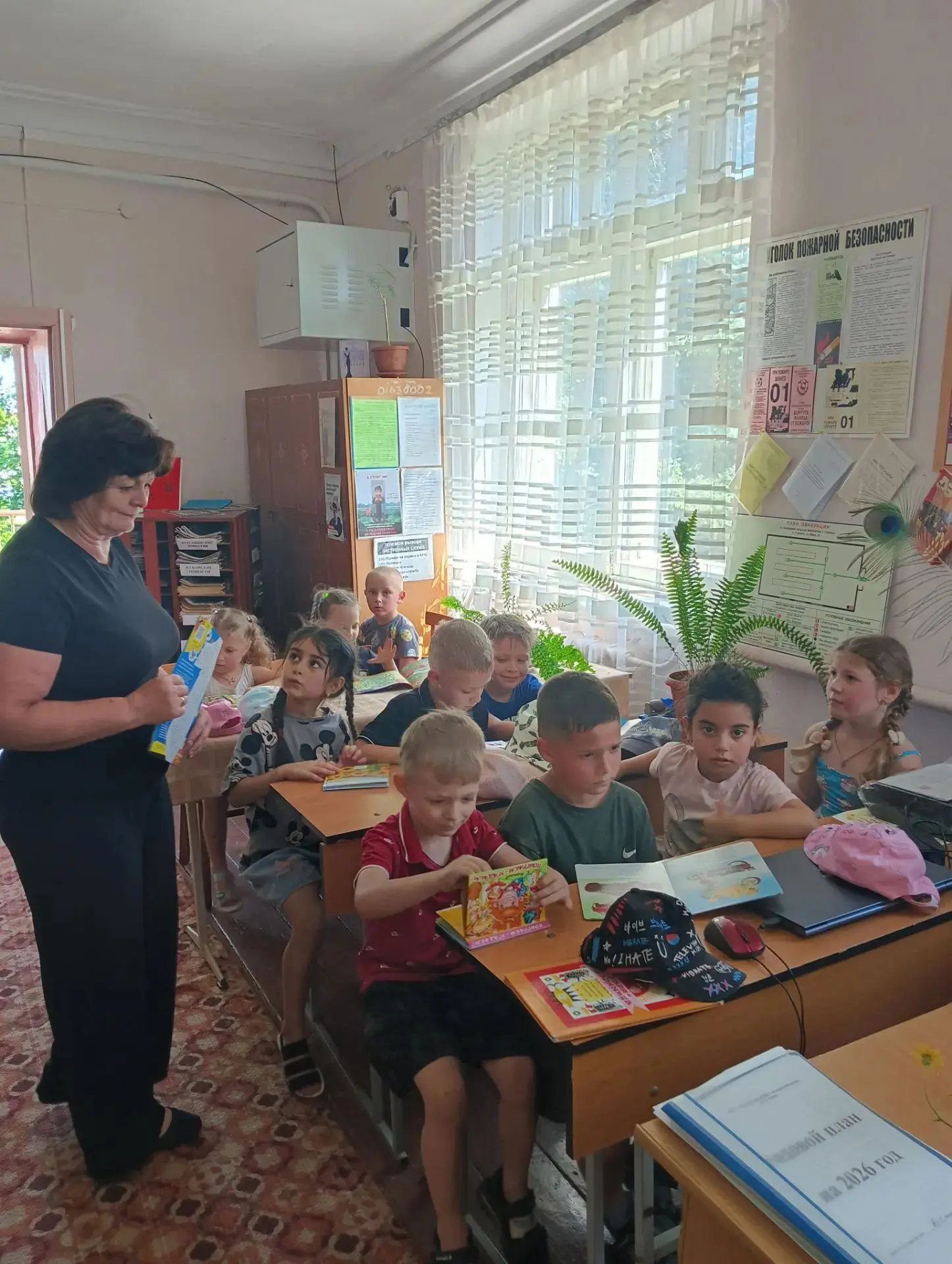 📚Ребята из детского сада отправились в увлекательное путешествие в местную сельскую библиотеку. Реб