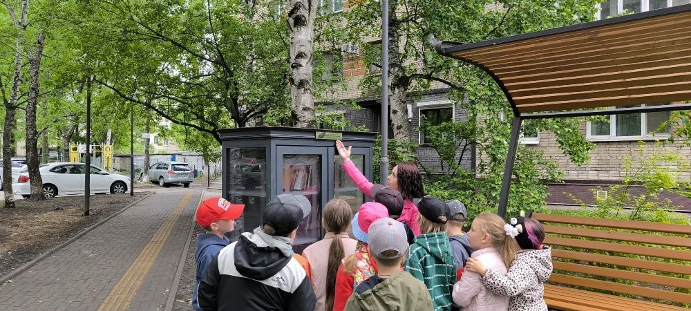 Экскурсия к уличному книжному шкафу 
Наши дошколята отправились на необычную прогулку — к книжному ш