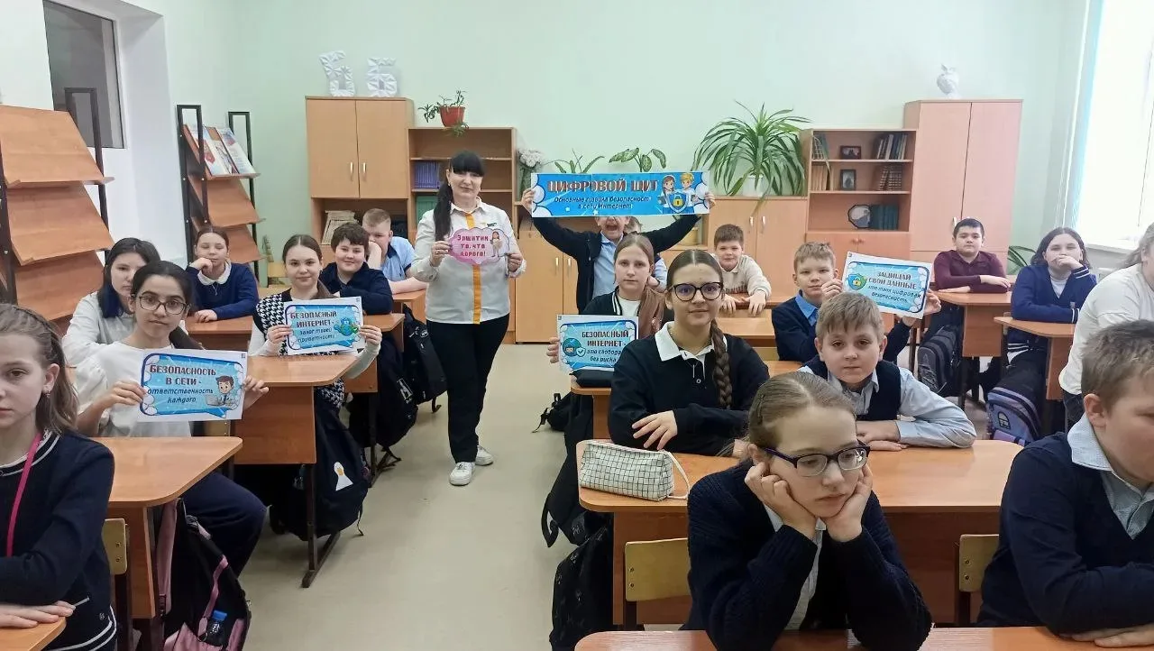Утро понедельника в нашем лицее началось традиционно: торжественная церемония поднятия флага и испол
