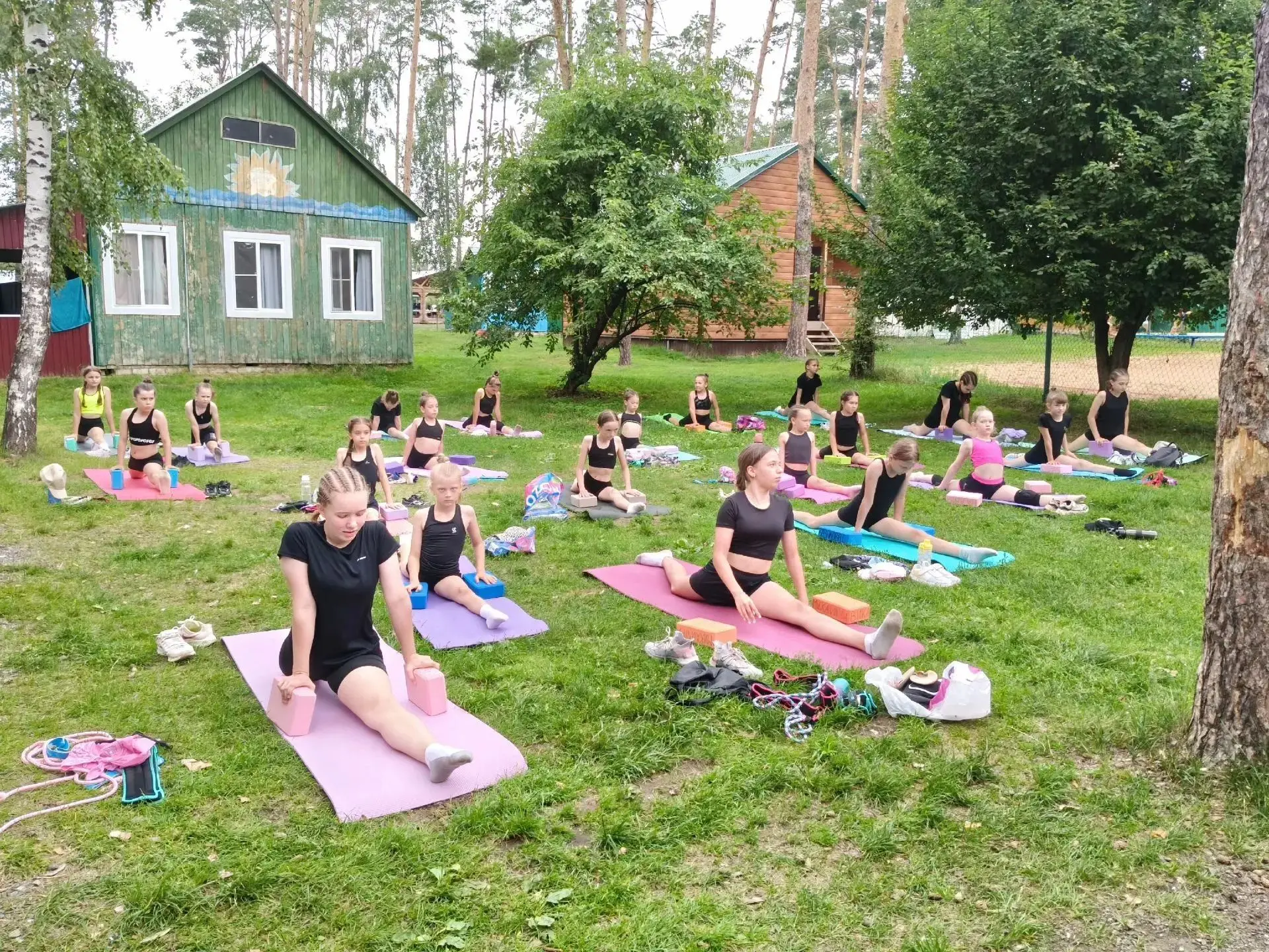Отдых в "Ласточке" 

Каждое утро в спортивном лагере начинается не с кофе, а с вызова самому себе. Э