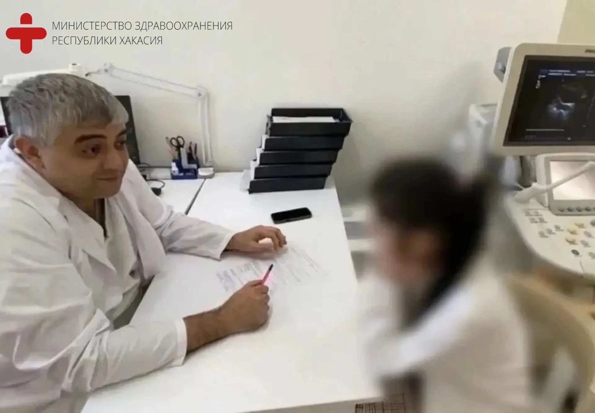 👩‍⚕️👨‍⚕️Врачи перинатального центра Хакасии удалили ребенку кисту яичника, сохранив р...