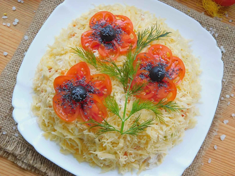 Салат "Красные маки"😍

Ингредиенты: 🧄
Куриное филе — 1 шт. (300 г) 🍗
Сыр — 150 г 🧀
Помидоры — 2 