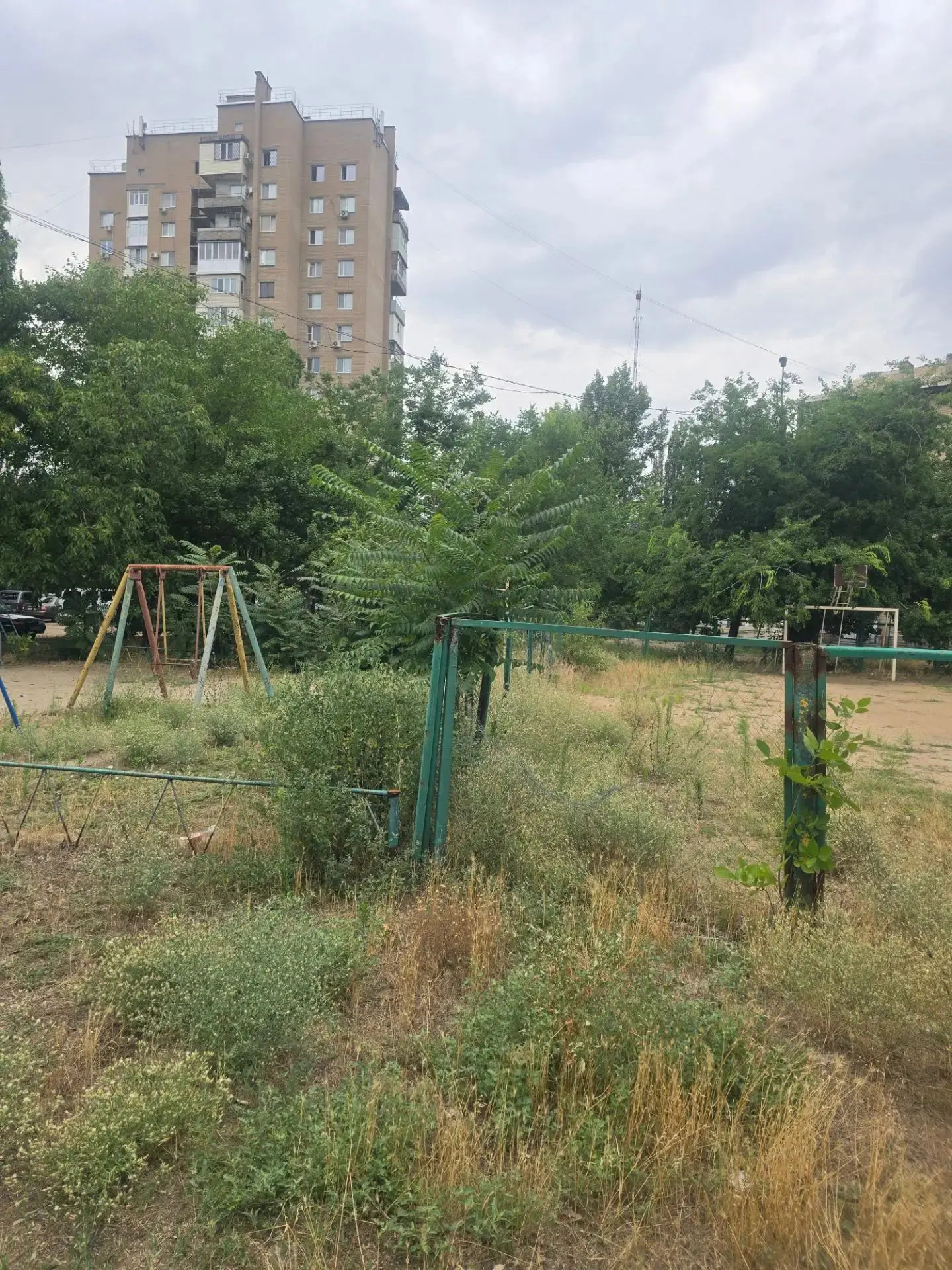 Здравствуйте!!!Подскажите куда обращаться, ул Дружбы 224 дом площадка в ужасном состоянии ,каждый ме