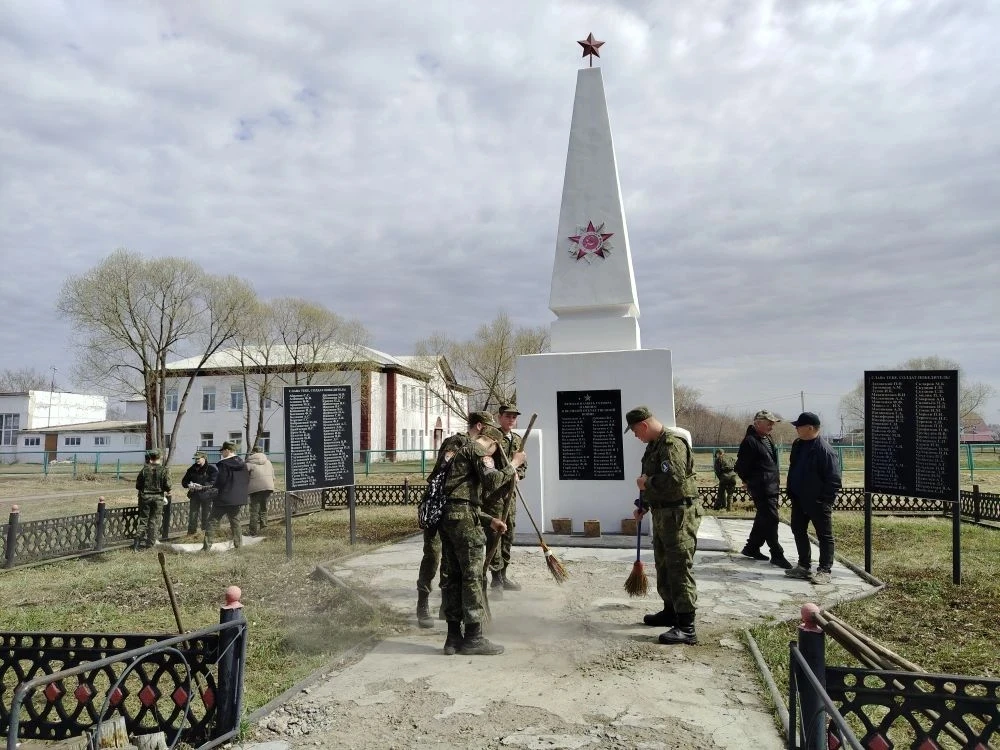 Обелиск воинам Северо-Любинцам, погибшим в Великой Отечественной войне — привели в поря...