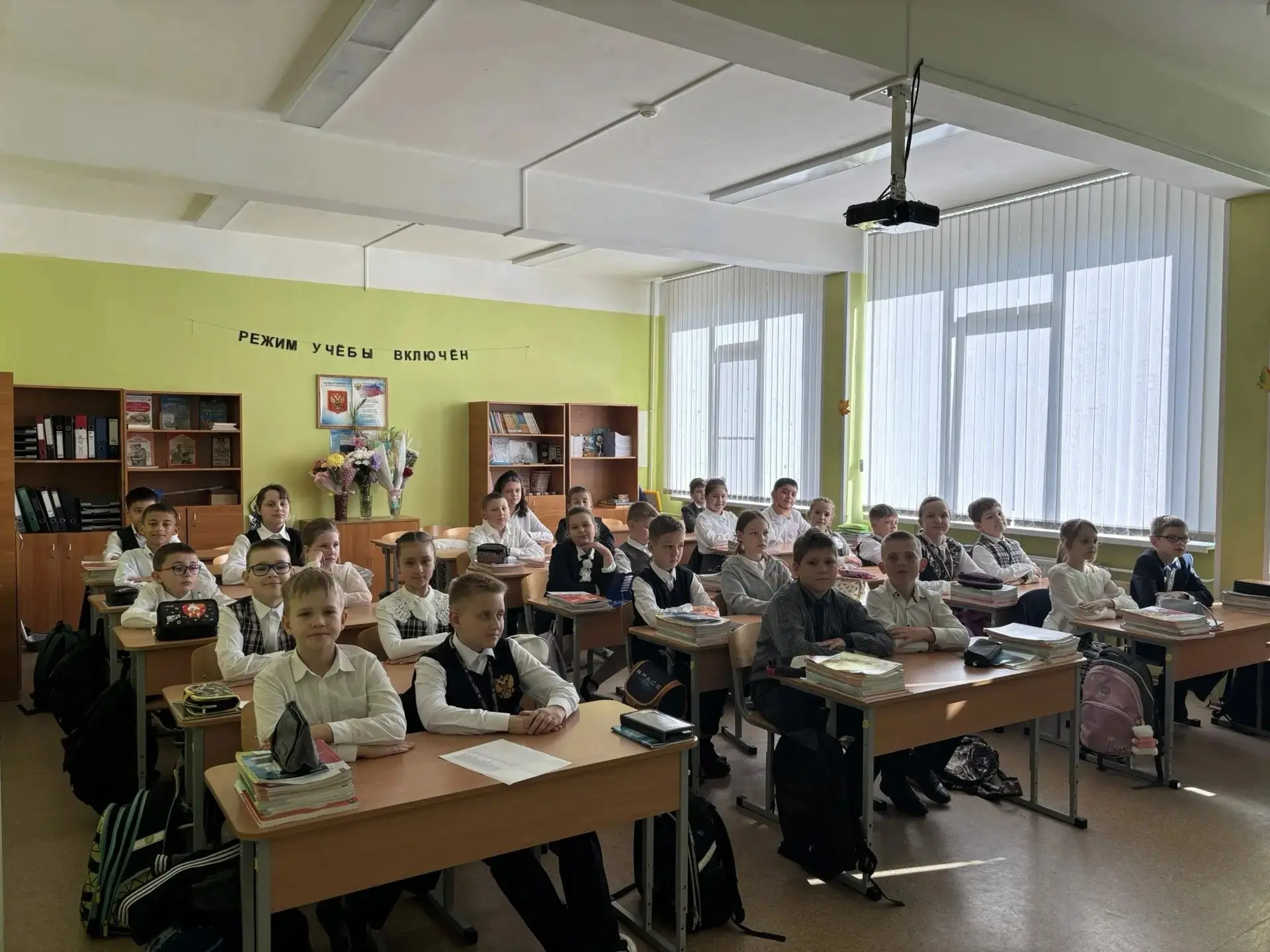 🎉 «Режим учёбы включён!» — 4 «В» готов к новым свершениям! 🎉Первый учебный день в 4 «...