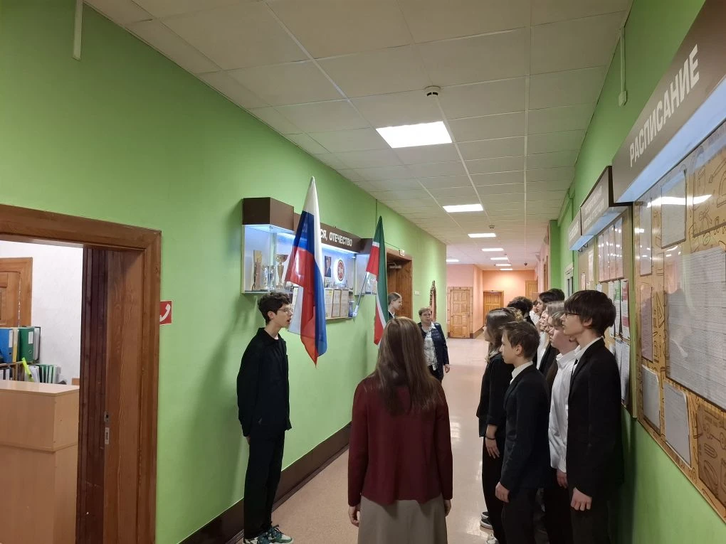 Новая учебная неделя открылась поднятием флагов и исполнением гимнов РФ и РТ. Участие п...