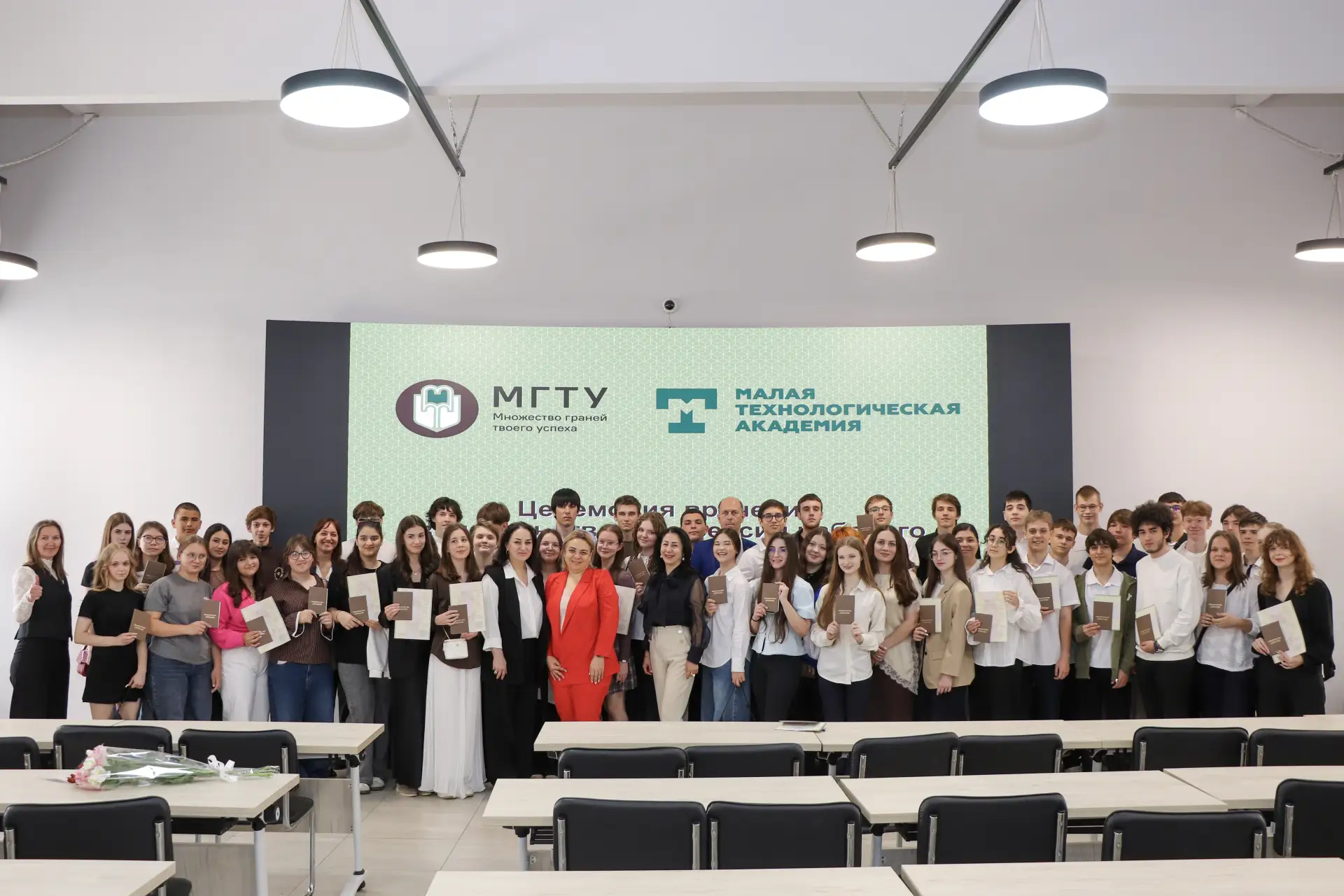 🎓 В МГТУ прошла церемония вручения свидетельств о профессии рабочего и должности служа...