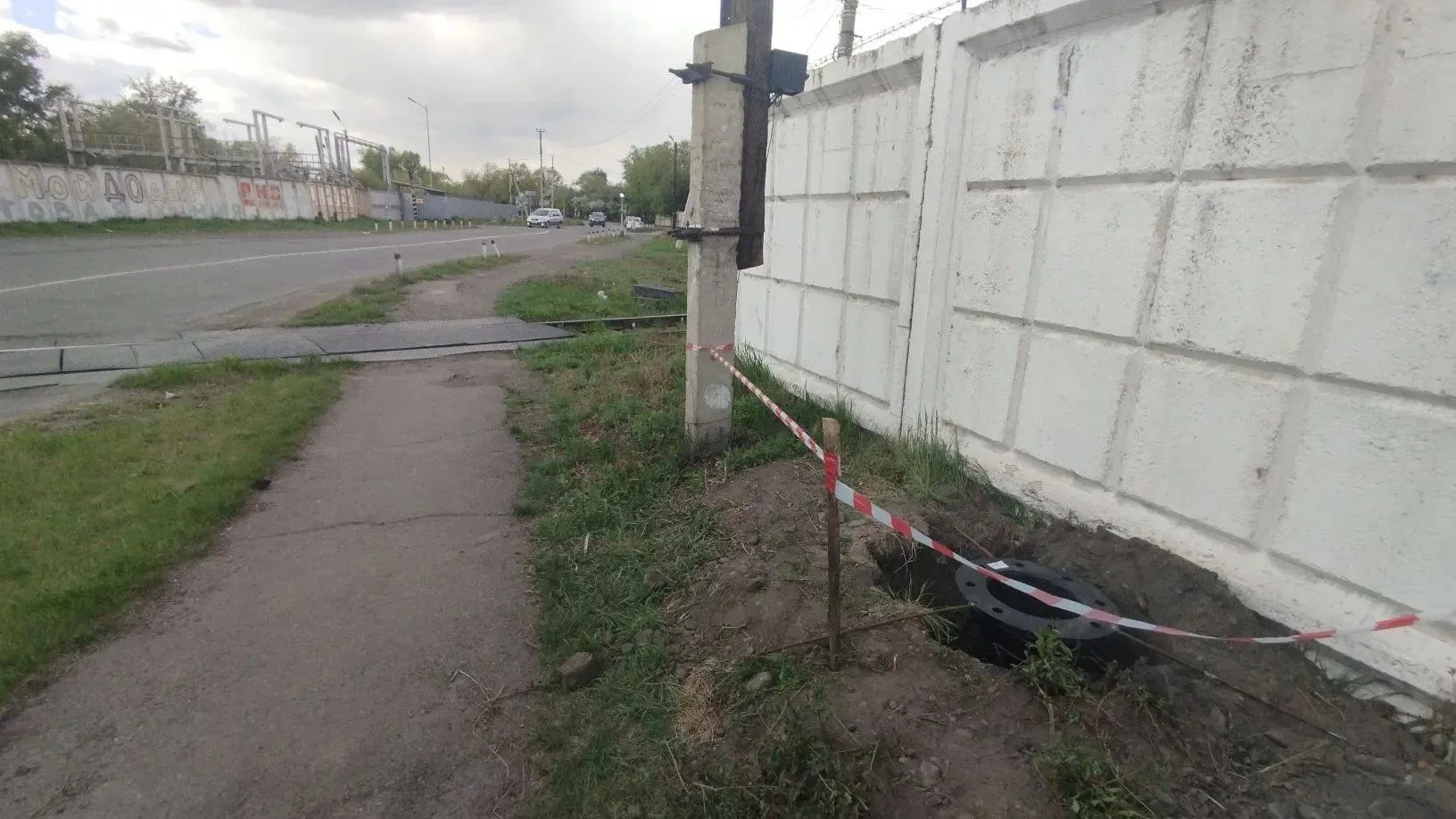 💡Новую линию освещения монтируют на улице Гагарина в Абакане, подрядчик приступил к установке опор и
