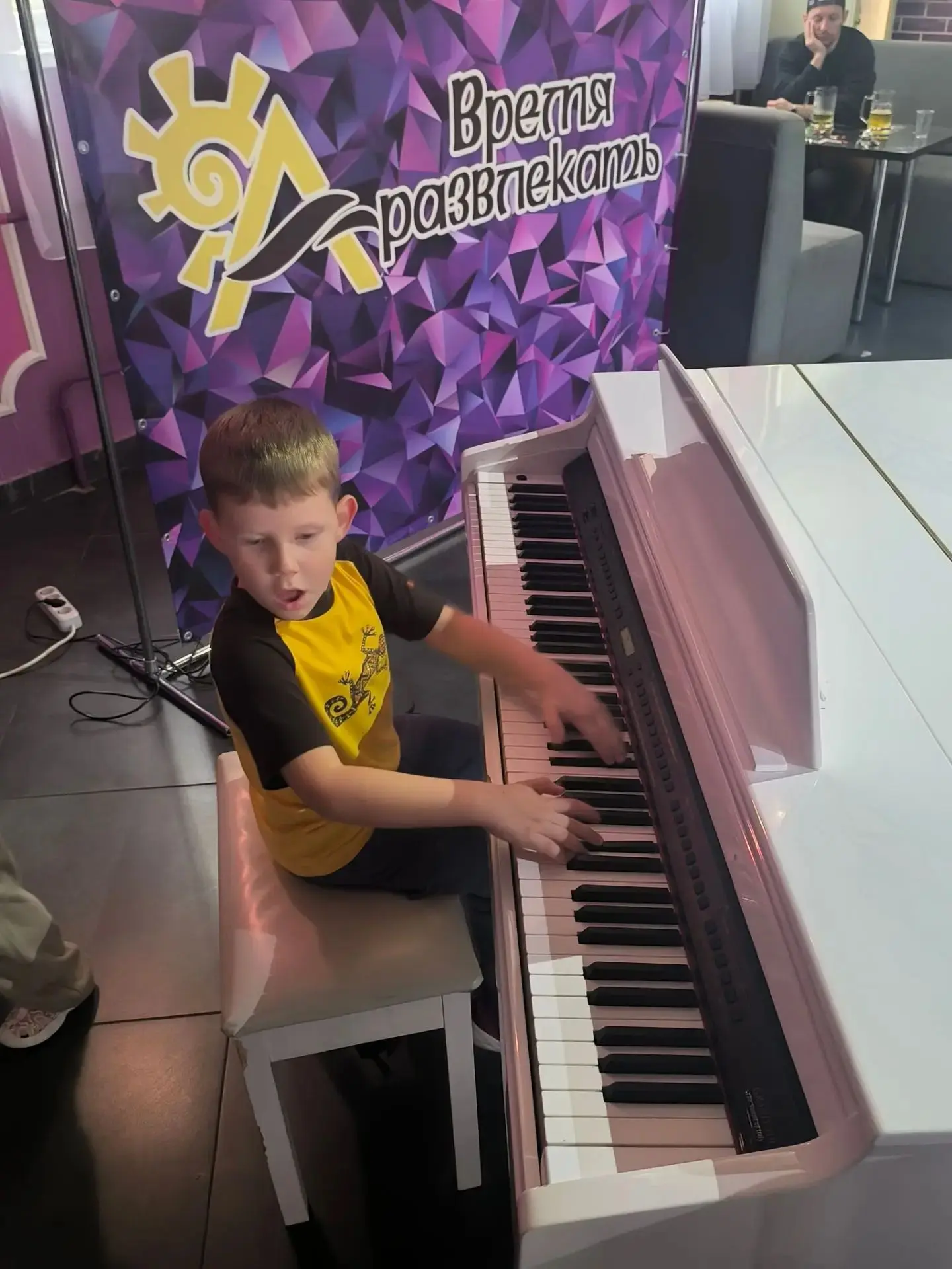 Ага! Попались😂 вон компания папочек, в правом верхем углу на фото😂😂😂