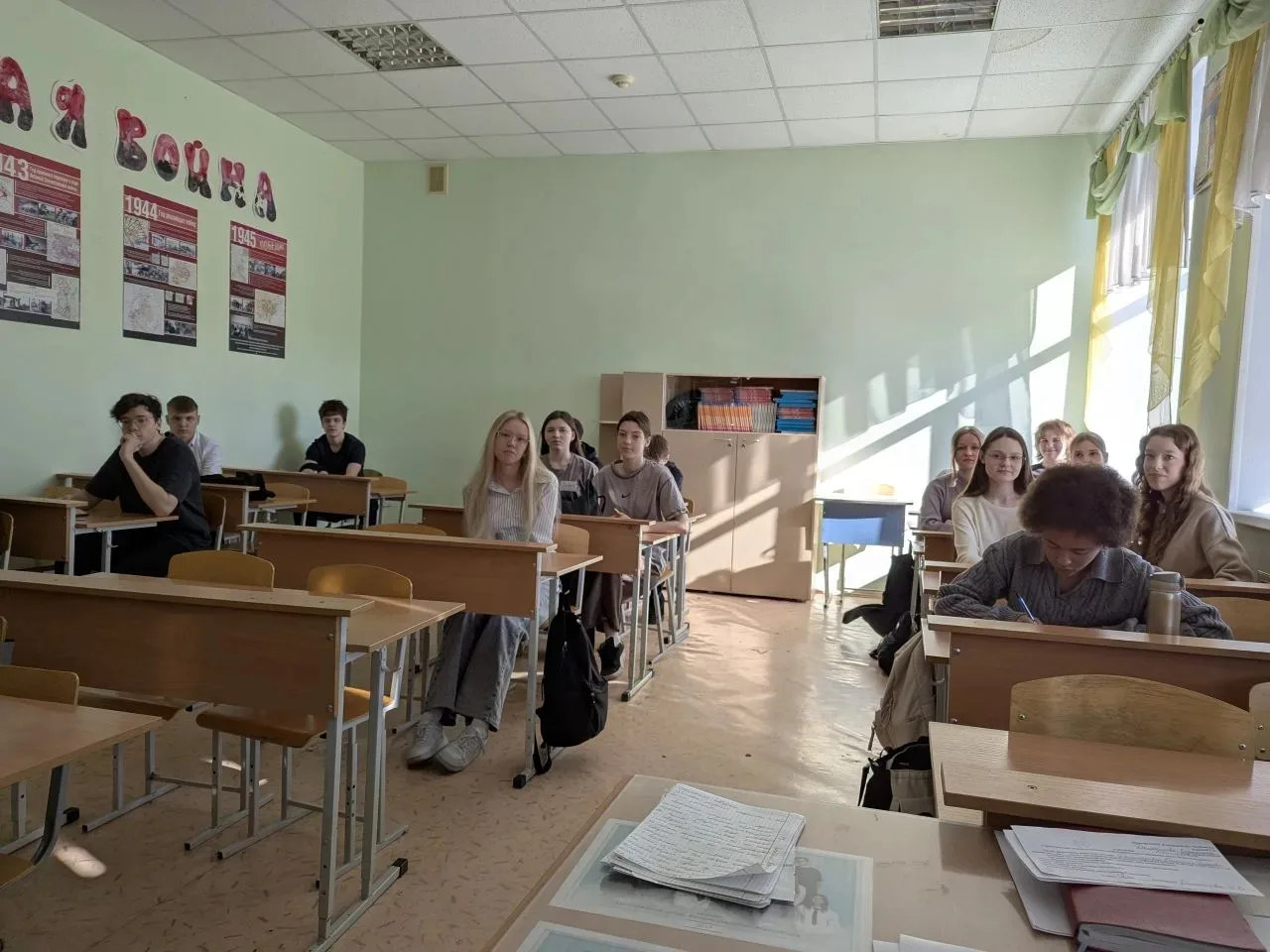 Сегодня ребята из 9д и 10б классов стали слушателями важной и тяжёлой лекции на тему: «Геноцид мирно