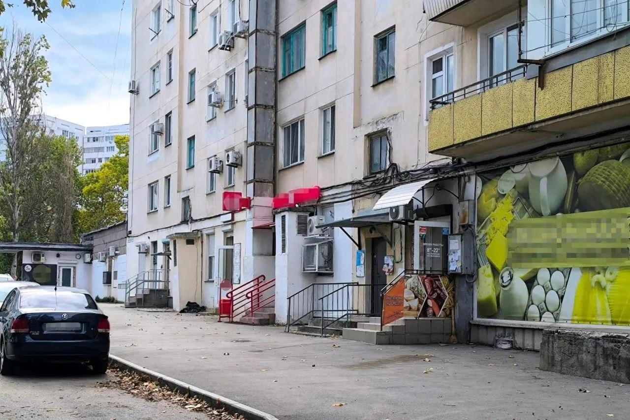 Суд обязал убрать незаконно установленные элементы с фасада дома №69А на проспекте Гене...