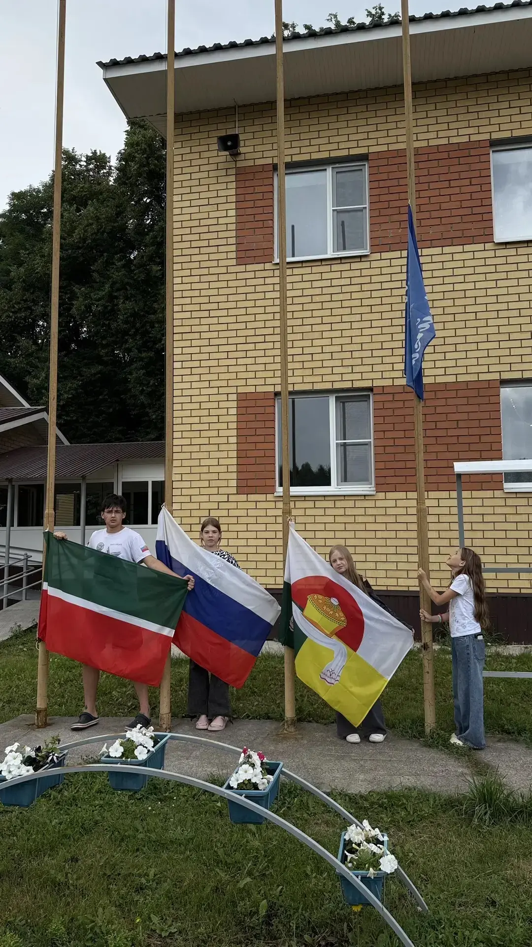 Сегодня на нашей линейке прозвучала команда «Флаги спустить!».