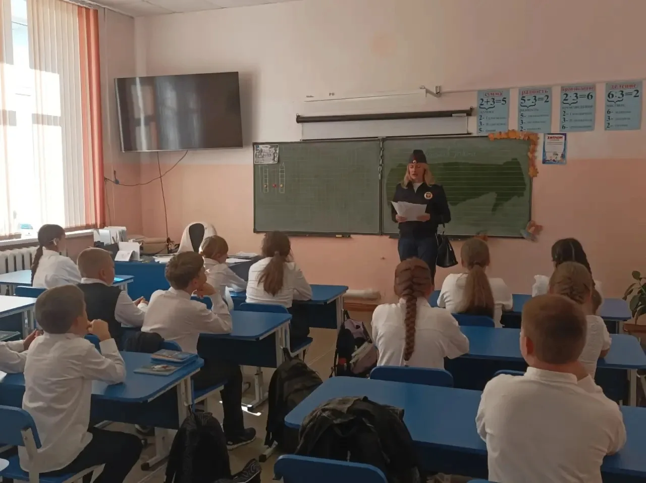 Сегодня нашу школу №41 посетила инспектор дорожного движения, она рассказала маленьким ...