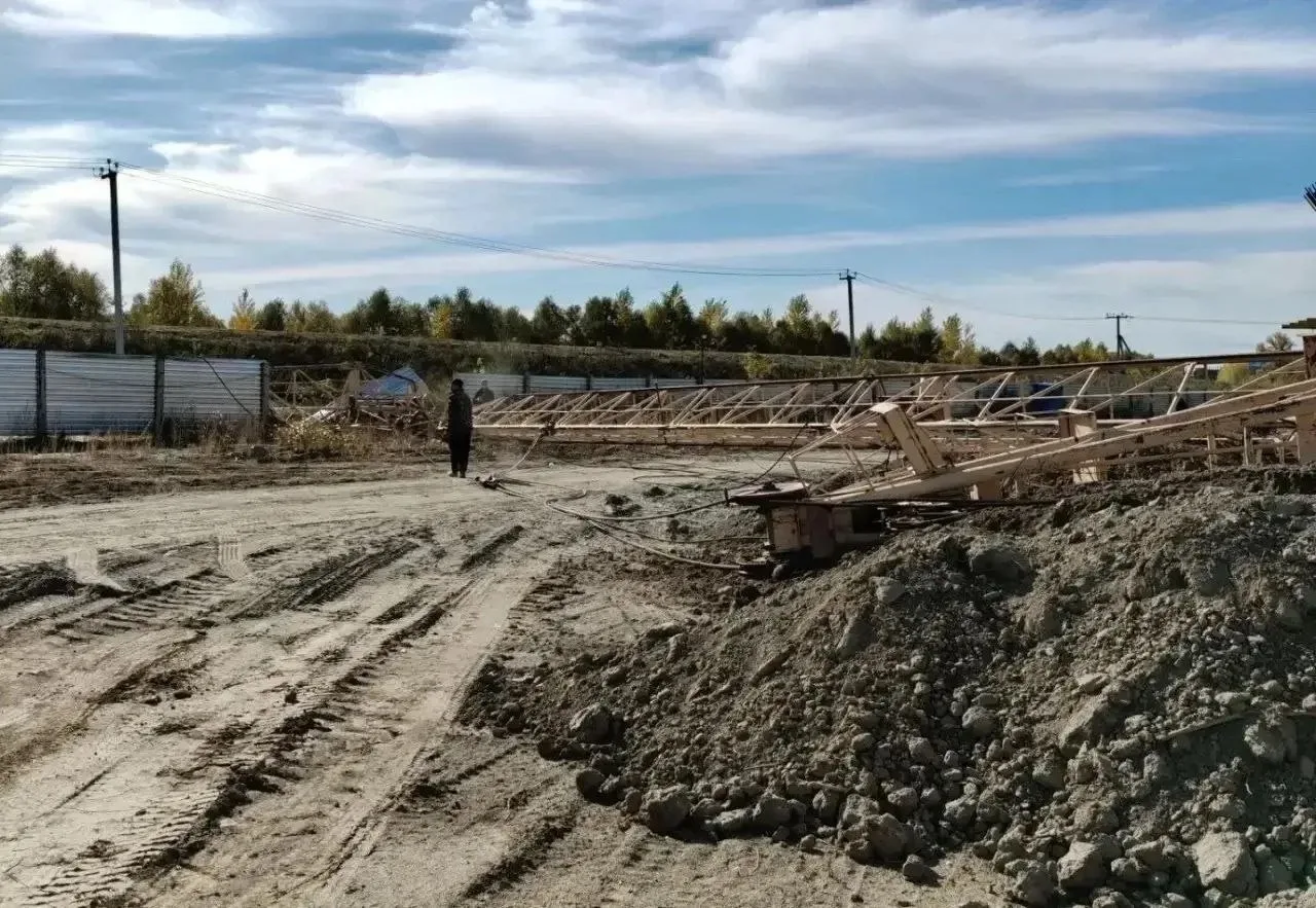 😱Машинист выпрыгнул из кабины падающего башеного крана в Бийске