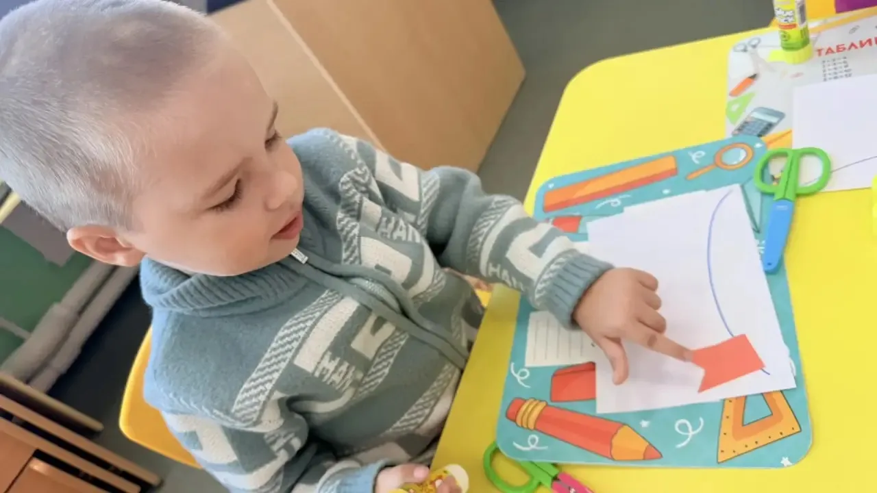 🎗️ Сегодня в средней группе — аппликация «Красивые флажки»!
