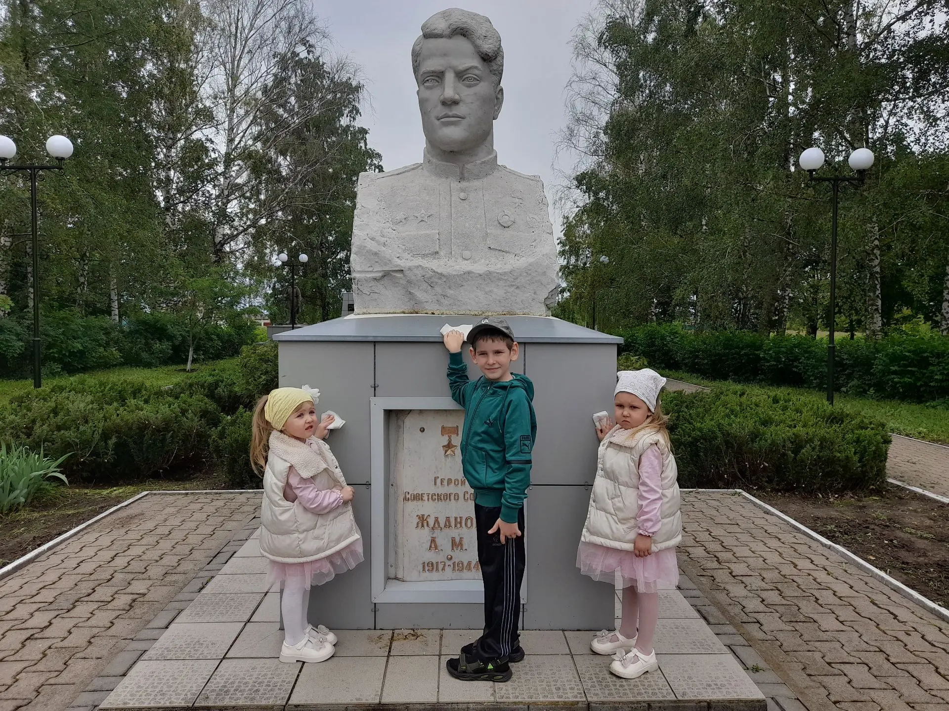 Сегодня волонтёры детского сада «Родничок» посетили памятник воинской славы. Воспитанни...