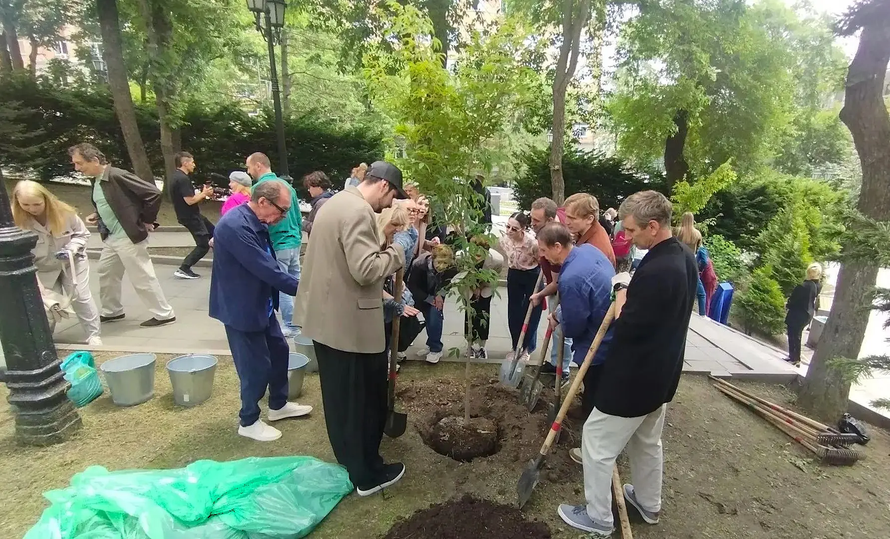 🌿 В Театральном сквере Владивостока высадили аллею Российского театрального общества

Сегодня в Теа