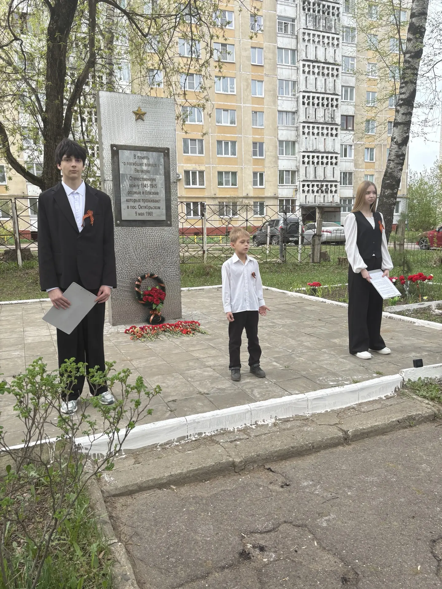 Помним. Гордимся. Благодарим. 🇷🇺  6 мая в школе №8 Костромы прошли торжественные линейки у памятника