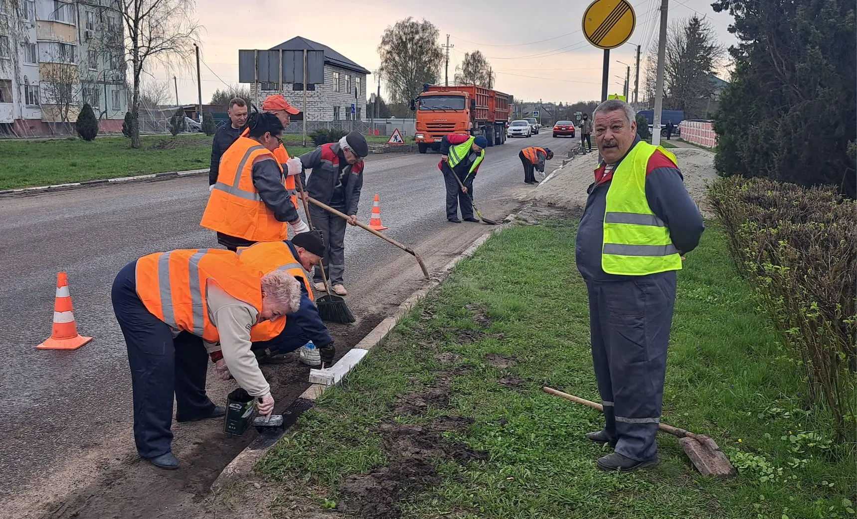 🖌️ Работы по благоустройству: покраска бордюров 🖌️