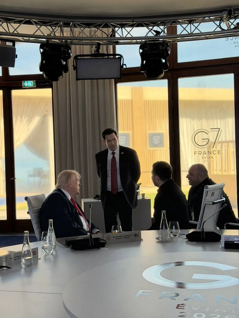 🇺🇸🇺🇦 Дональд Трамп встретился с Зеленским на саммите G7 во Франции
 
Глава Белого дома заявил, ч