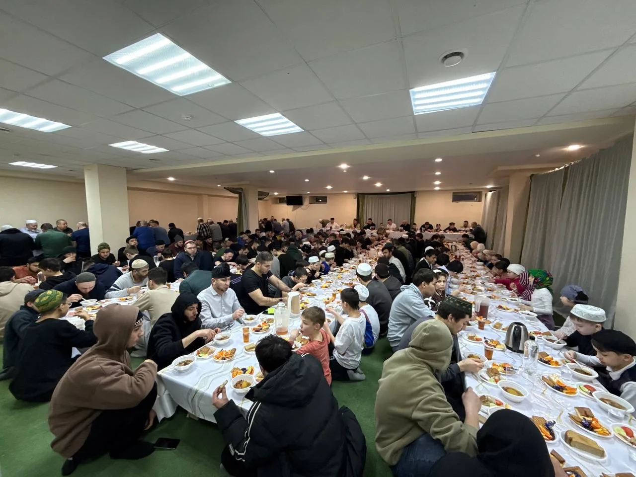 🕌 В мечети «Гаиля» проводятся ифтары – вечера разговения. Посетить их может каждый желающий – меджли
