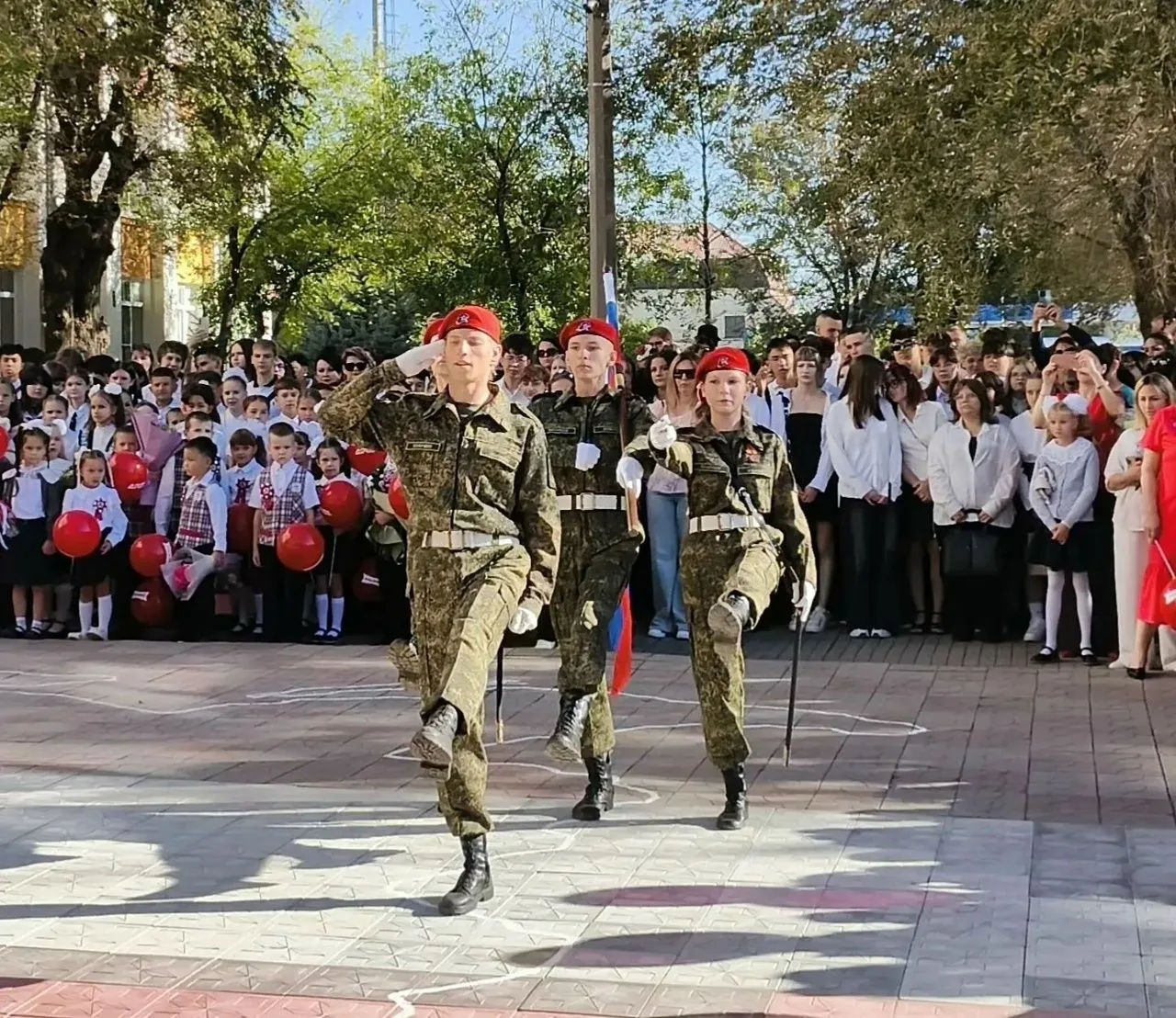 Сегодня школьные дворы наполнились смехом, цветами и музыкой первого звонка. В МБОУ г. ...