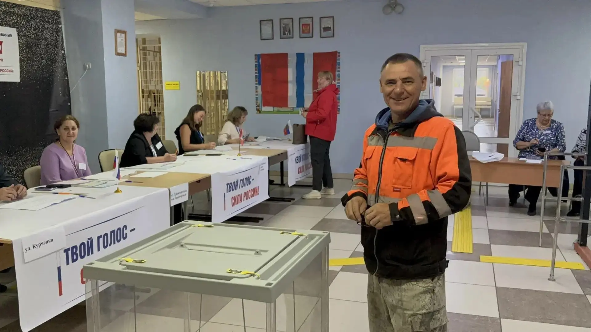 Водитель Знаменского участка Тевризского ДРСУ Сергей Батурин одним из первых исполнил с...
