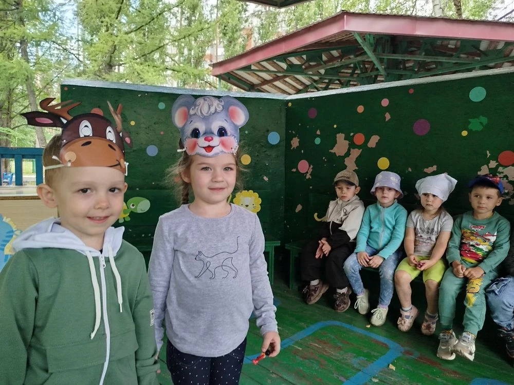 В игре драматизации доброй сказки В. Сутеева "Раз, два, дружно! ", дети группы " Гномики", учатся пе