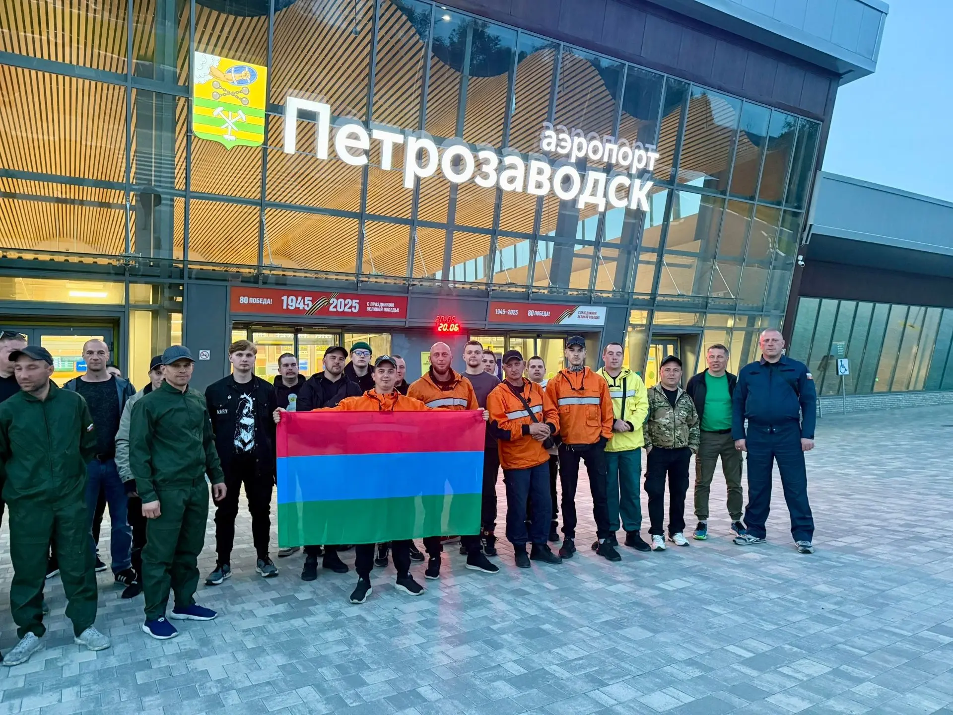 ✈️ Спешим на помощь 

Вчера в аэропорту Петрозаводска проводили ребят из центра охраны лесов. Они от