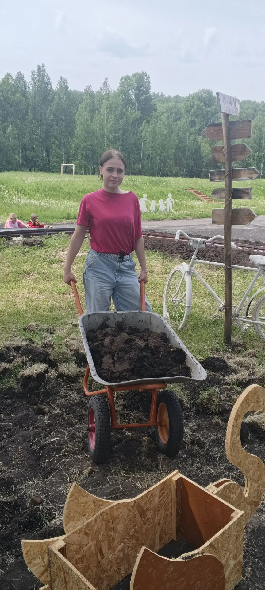 🌼 Дружная команда трудового отряда не сбавляет темп! 🌼

Продолжаем преображать территорию: высажив