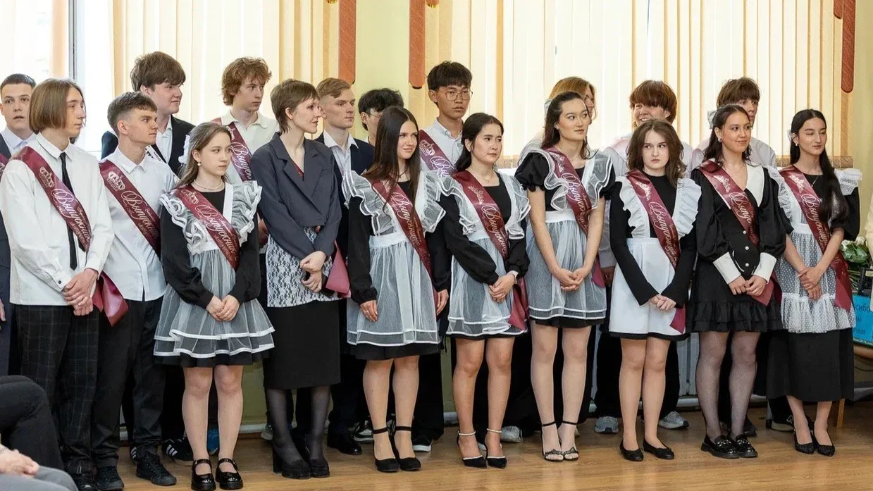 🔔 В Южно-Сахалинске прозвучали последние звонки  Сегодня для выпускников города завершился важный эт
