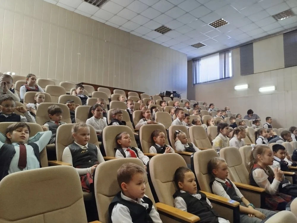 🎭Сегодня ученики первых и вторых классов стали зрителями уникального спектакля от артистов театра «Г