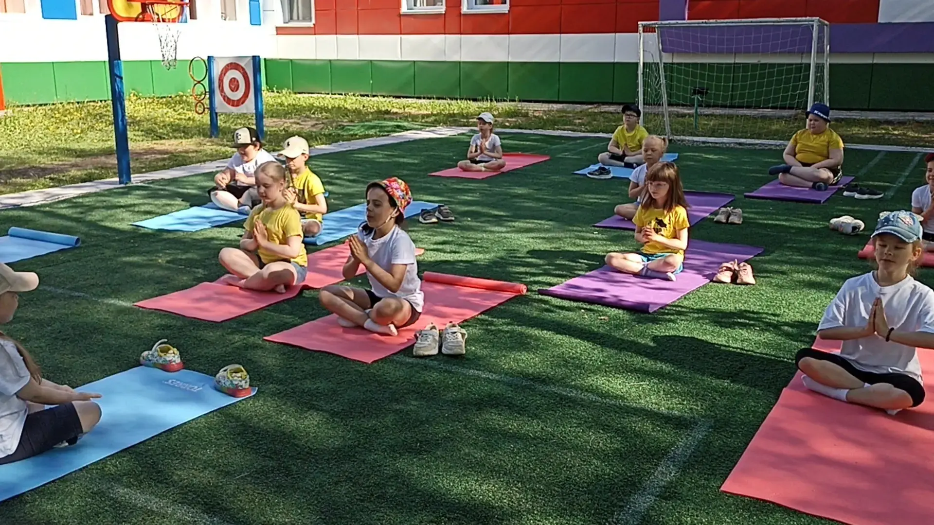 Йога-челлендж на свежем воздухе! Кто повторит? 💪 Или как наши дошколята зарядились эне...