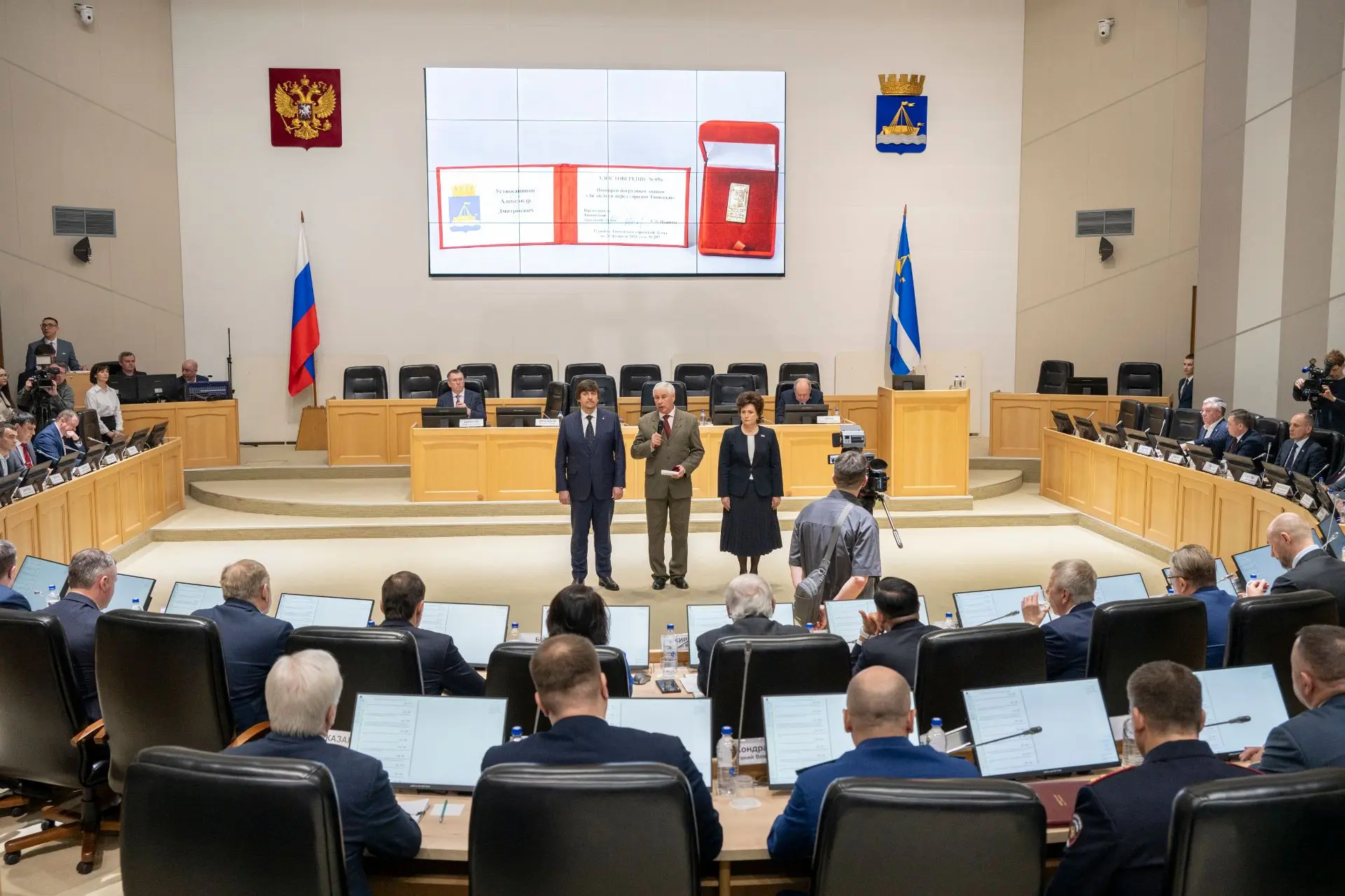 Итоги недели ✅  Отправили 39-й гуманитарный конвой. Больше десятка длинномеров с техникой, строймате