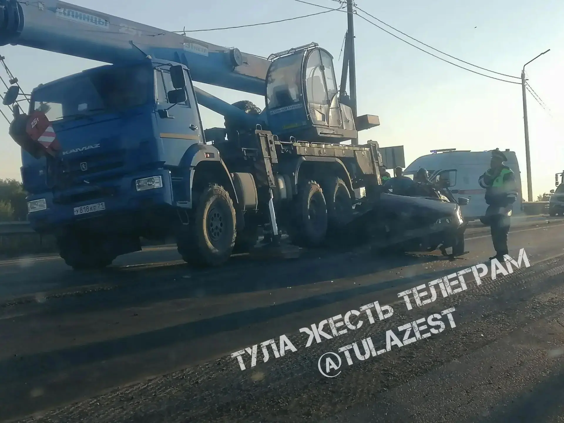 Сегодня около семи утра на трассе «Золотое Кольцо» произошло смертельное ДТП с автокраном.