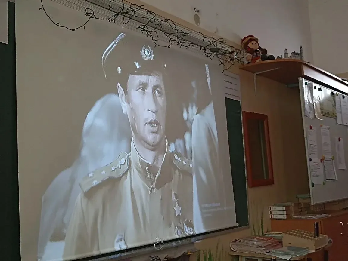 В рамках Акции "Помним, чтим, гордимся" ученики 8а класса знакомятся с фильмами Победы. Никого не ос