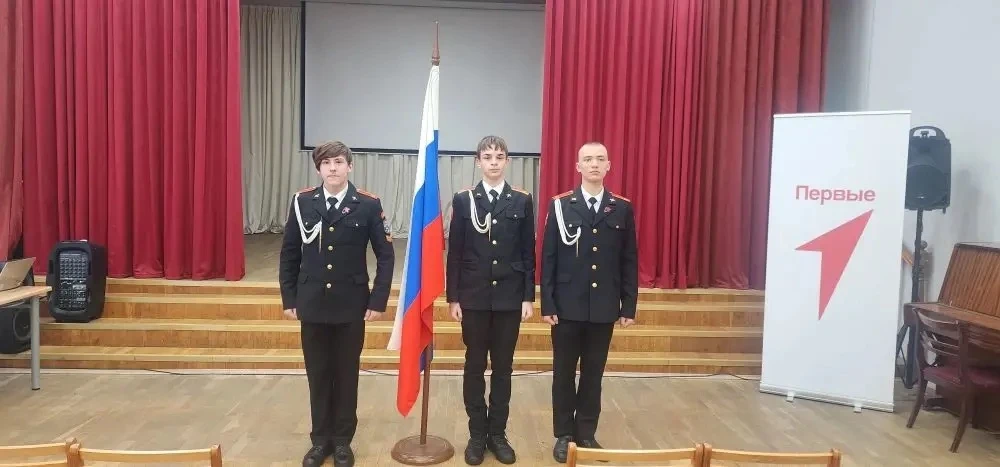 🇷🇺Понедельник в школе традиционно начался с  церемония поднятия Государственного флага и исполнения 